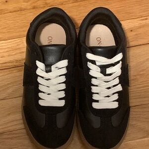 On 34th Athletic Shoes Size 5 for Teens or Ladies